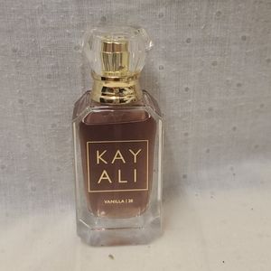 Kayali vanilla 28 huda beauty